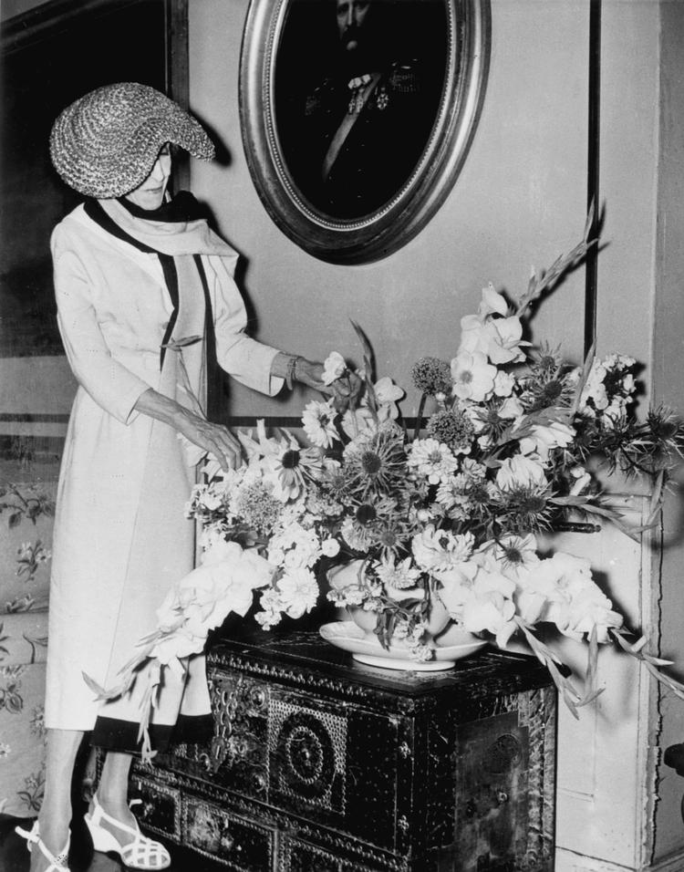 Forfatter Karen Blixen, her på Rungstedlund.  Hun havde tid og overskud til at kreere de vildeste buketter.  Foto: Johnny Bonne