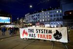 Virker kapitalismen? Demonstranter i Zürich protesterer mod storbanken UBS' overtagelse af den forliste rival Credit Suisse. 'Systemet har fejlet' lyder det på banneret.  Foto: Denis Balibouse/Ritzau Scanpix