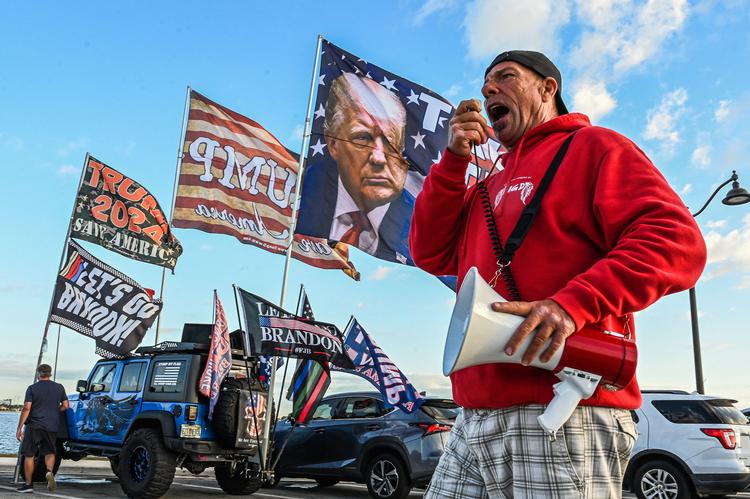 Tilhængere af tidligere præsident Donald Trump foran hans rigmandsklub og hjem, Mar-a-Lago, i Florida tirsdag. Foto: Giorgio Viera / AFP Foto: Giorgio Viera/Ritzau Scanpix