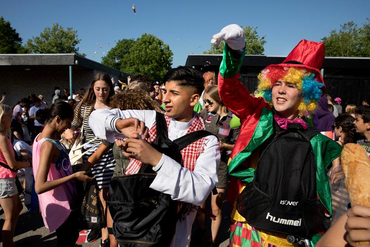 Sådan så det ud, da elever fra 9. klasse på Brøndbyvester Skole fejrede deres sidste skoledag med udklædning, fest og karameller i 2018. Fremover skal elever i 9. klasse ikke vurderes på deres sociale og personlige kompetencer, når deres uddannelsesparathed skal bedømmes, hvis det står til undervisningsminister Mattias Tesfaye (S). Foto: Finn Frandsen