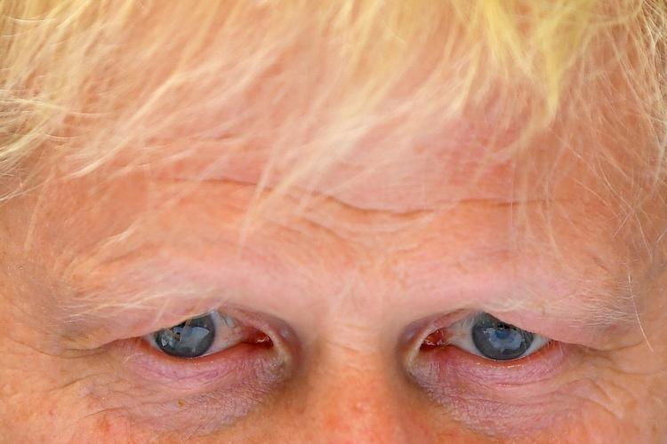Boris Johnson lagde hånden både på Bibelen og hjertet, da han bedyrede, at han ikke har løjet for Underhuset om festerne i regeringskontorerne under coronanedlukningen.  Foto: Toby Melville/Ritzau Scanpix