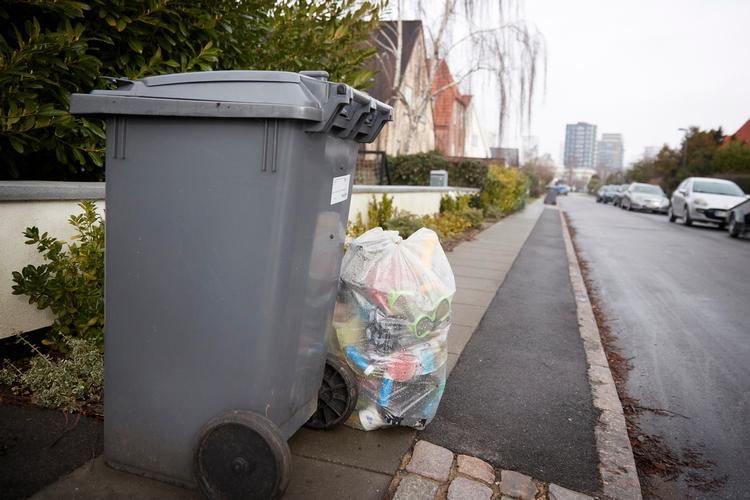 Mens 550 skraldemænd strejker på tredje døgn, begynder man at kunne mærke konsekvenserne i form af affald på gaderne på Amager, i København og på Frederiksberg.  Foto: Jens Dresling