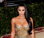 Realitystjernen Kim Kardashian blev i 2018 i forbindelse med The Met Gala fotograferet på The Metropolitan Museum of Art ved siden af en egyptisk kiste af guld. Fotoet var med til at henlede opmærksomheden på, at museet ligger inde med stjålne kunstgenstande, da anklagemyndigheden efterfølgende fandt frem til, at kisten var stjålet. Foto: zz/xpx/star Max/ipx/Ritzau Scanpix
