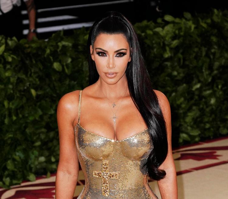Realitystjernen Kim Kardashian blev i 2018 i forbindelse med The Met Gala fotograferet på The Metropolitan Museum of Art ved siden af en egyptisk kiste af guld. Fotoet var med til at henlede opmærksomheden på, at museet ligger inde med stjålne kunstgenstande, da anklagemyndigheden efterfølgende fandt frem til, at kisten var stjålet. Foto: zz/xpx/star Max/ipx/Ritzau Scanpix