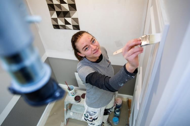 Melanie Rasmussen 


3 ud af 4 unge, som har været igennem et forløb på FGU, kommer videre i uddannelse eller arbejde. 21-årige Melanie er en af dem, som havde det svært i folkeskolen, men fandt sin vej på FGU. Foto: Finn Frandsen