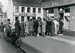Irma-kunder står i kø ved butikken i Holmbladsgade. Foto: Nationalmuseet