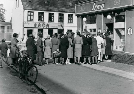 Irma-kunder står i kø ved butikken i Holmbladsgade. Foto: Nationalmuseet
