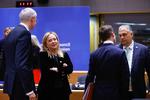 Sveriges statsminister, Ulf Kristersson, havde mulighed for at tale med Ungarns leder, Viktor Orbán (th.), ved EU-topmødet i Bruxelles. Til venstre ses Letlands regeringschef Krisjanis Karins og Italiens ministerpræsident Giorgia Meloni. Foto: Johanna Geron/Ritzau Scanpix