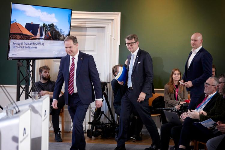 Finansminister Nicolai Wammen (S) og hans to ministerkollegaer , forsvarsminister Troels Lund Poulsen (V), og kulturminister Jakob Engel-Schmidt (M), brugte mere end fem kvarter på at fremlægge og svare på spørgsmål om regeringens finanslovsforslag.  Foto: Jens Dresling