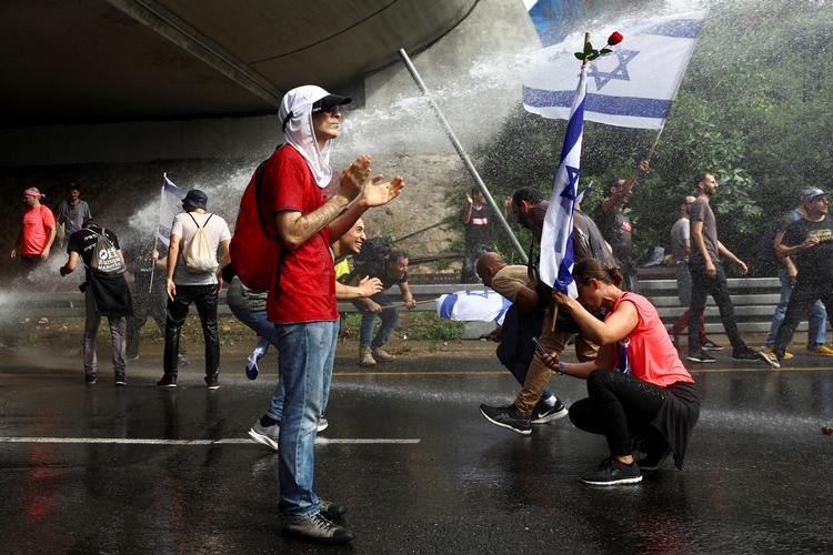 Israelsk politi tager vandkanoner i brug imod demonstrationer, der protesterer mod Netanyahu-regeringens beslutning om af sætte domstole og retsvæsen under større politisk kontrol. Foto: Ronen Zvulun/Ritzau Scanpix