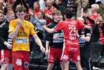 Aalborg Håndbolds Marinus Grandahl Munk omfavnes af Aalborg Håndbolds cheftræner Stefan Madsen efter sejren i Champions League ottendelsfinale herrehåndboldkampen mellem Aalborg Håndbold og GOG i Sparekassen Danmark Arena Aalborg. Foto: Henning Bagger/Ritzau Scanpix
