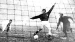 Vognmanden fra Hellerup, Ole Madsen, scorer et af sine seks mål mod Luxembourg i 1963. Foto: Jacob Maarbjerg