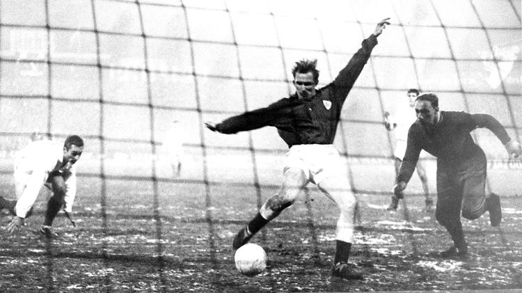 Vognmanden fra Hellerup, Ole Madsen, scorer et af sine seks mål mod Luxembourg i 1963. Foto: Jacob Maarbjerg