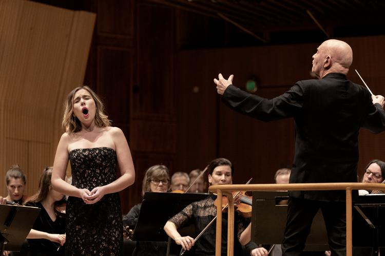 Uden at forcere sin meget rene stemme gav Elsa Dreisig publikum en stor oplevelse i modne sange af Richard Strauss. Foto: Thomas Borberg