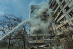 Der er ofte fundet sanktionsramte vestlige dele i de missiler, russerne har sendt mod Ukraine, som her i Zaporizjaja, hvor en beboelsesblok er ramt. Foto: Stringer/Ritzau Scanpix