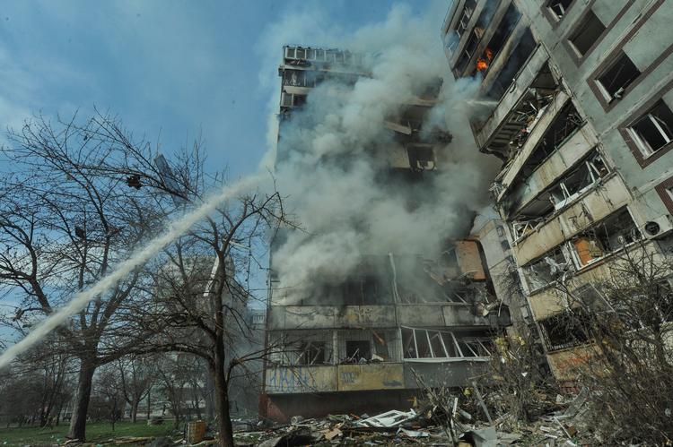 Der er ofte fundet sanktionsramte vestlige dele i de missiler, russerne har sendt mod Ukraine, som her i Zaporizjaja, hvor en beboelsesblok er ramt. Foto: Stringer/Ritzau Scanpix