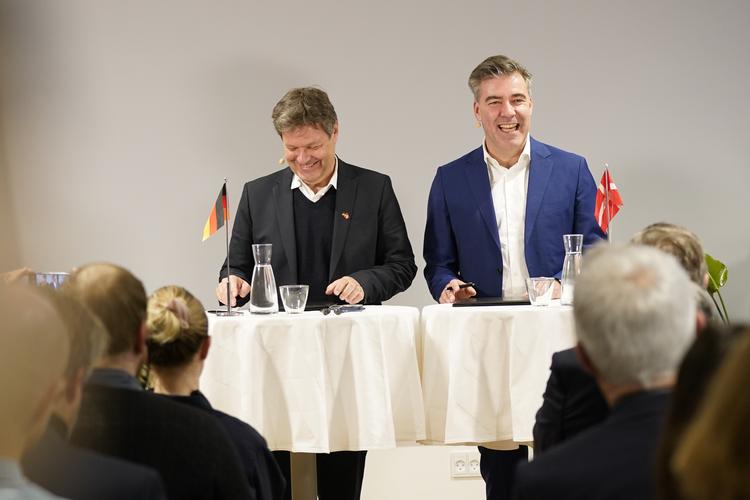 Klima-, energi- og forsyningsminister Lars Aagaard (th.) og Tysklands økonomi- og klimaminister, vicekansler, Robert Habeck, underskriver aftalen.  Foto: Ida Marie Odgaard/Ritzau Scanpix