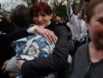 Vitaly blev efter frigivelsen mødt af sin mor Inessa.  Over 16.000 ukrainske børn menes at være blevet taget af russerne. Foto: Sergei Chuzavkov/Ritzau Scanpix