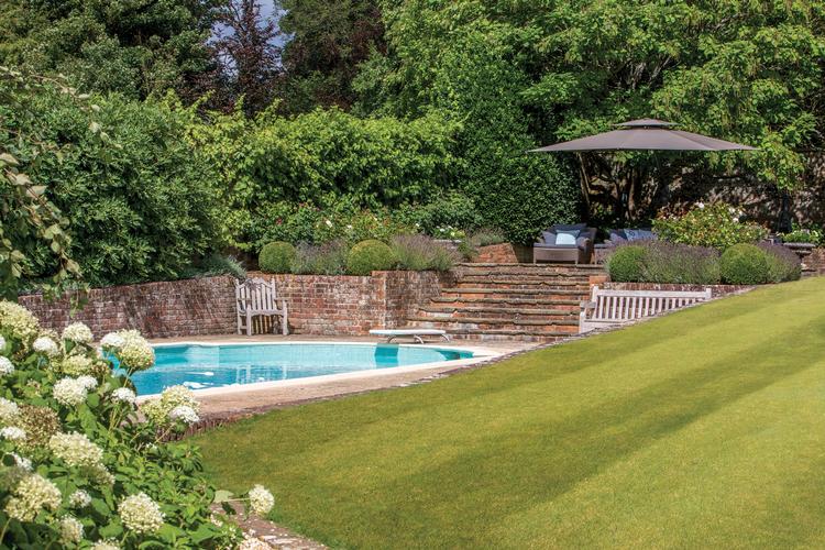 Austen-ejendommen er blevet moderniseret med pool. Foto: Savills