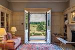 »Indretningen består af velproportionerede og elegante modtagelseslokaler, passende indrettet til at underholde«, lyder det i salgsannoncen. Foto: Savills