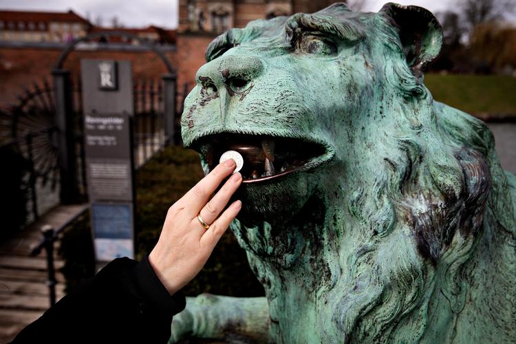 Man kan liste en 1-krone ind i løvens mund. Tungen er bevægelig, og mønten forsvinder, når man vipper tungen.  Foto: Martin Lehmann