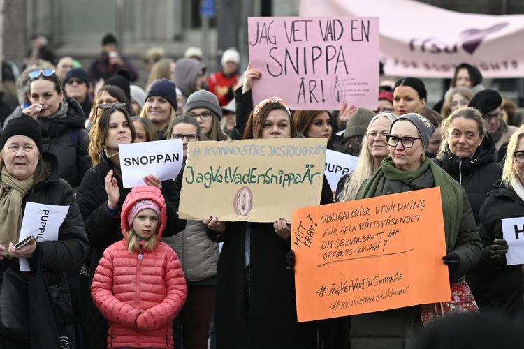  Vrede kvinder i Stockholm protesterede i starten af marts mod frikendelsen. og krævede bedre viden om seksuelt vold hos svenske domstole. Foto: Jessica Gow / TT / kod 10070   Foto: 10070 Jessica Gow/tt/Ritzau Scanpix