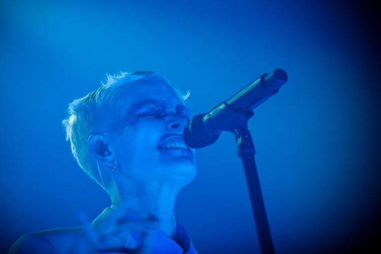 Det svenske band Fever Ray med Karin Dreijer i front leverede fredag aften en konceret, der var ganske professionel.      Foto: Martin Rosenauer