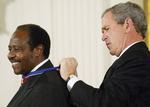 Paul Rusesabagina blev i 2005 hædret af USA's daværende præsident, George W. Bush, med the Presidential Medal of Freedom, som er den højeste civile anerkendelse i USA. Foto: Mandel Ngan/Ritzau Scanpix