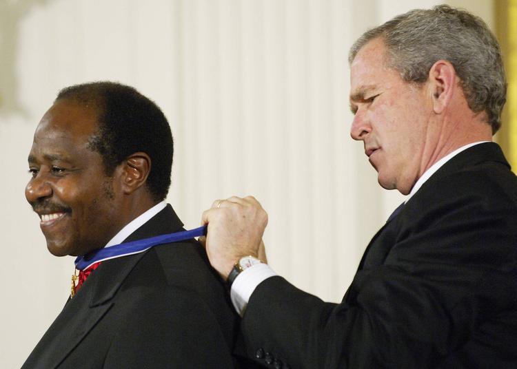 Paul Rusesabagina blev i 2005 hædret af USA's daværende præsident, George W. Bush, med the Presidential Medal of Freedom, som er den højeste civile anerkendelse i USA. Foto: Mandel Ngan/Ritzau Scanpix