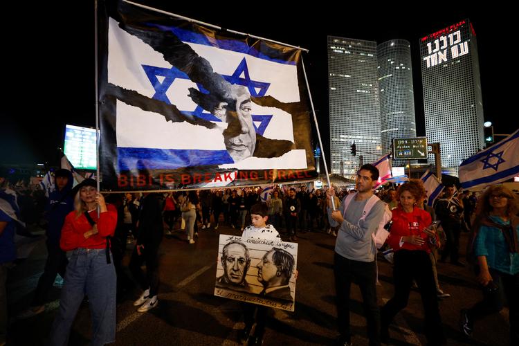 De omfattende demonstrationer fortsætter i Israel, hvor regeringen nu også er splittet. Foto: Amir Cohen/Ritzau Scanpix