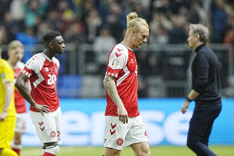 Simon Kjær spillede selv fint, men kunne som anfører ikke løfte holdet, da det kollapsede og tabte 3-2 til Kasakhstan.  Foto: Bo Amstrup/Ritzau Scanpix