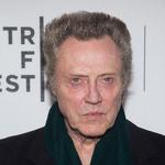 Christopher Walken på vej til premiere ved Tribeca Film Festival i fødebyen New York i 2016 med sin berømte frisure, en såkaldt pomadour, der er inspireret af hans idol Elvis Presley.  Foto: Charles Sykes/Ritzau Scanpix