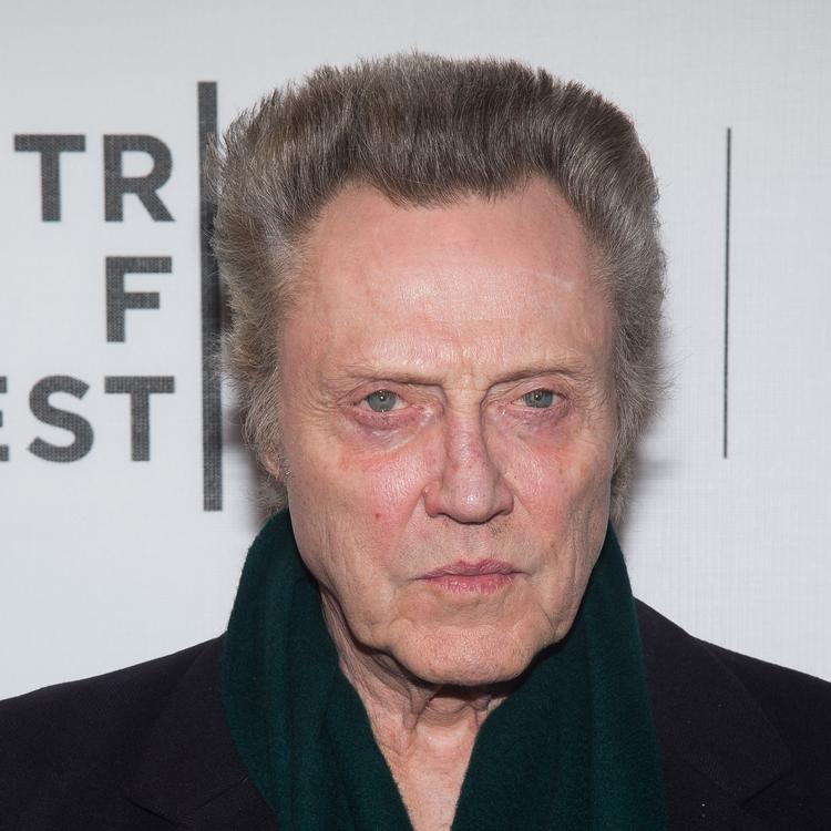 Christopher Walken på vej til premiere ved Tribeca Film Festival i fødebyen New York i 2016 med sin berømte frisure, en såkaldt pomadour, der er inspireret af hans idol Elvis Presley.  Foto: Charles Sykes/Ritzau Scanpix