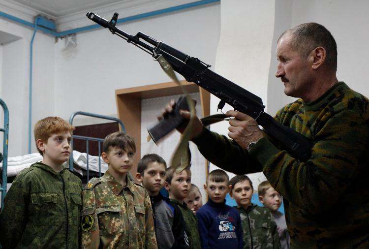 Russiske børn får våbentræning som medlemmer af en patriot-forening. Arkivfoto. Foto: Eduard Korniyenko/Ritzau Scanpix