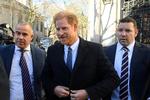 Prins Harry ankommer her til retten i London.  Foto: Toby Melville/Ritzau Scanpix