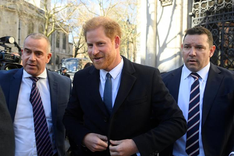 Prins Harry ankommer her til retten i London.  Foto: Toby Melville/Ritzau Scanpix