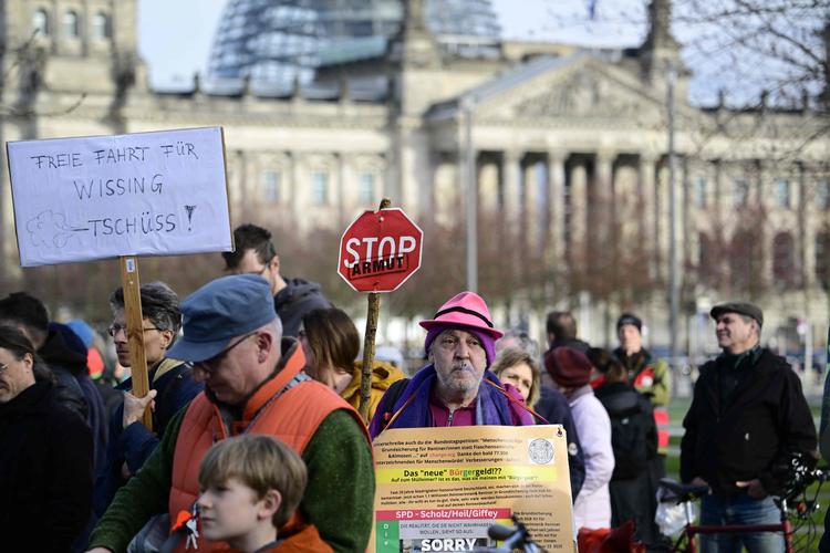 Klimaaktivister har demonstreret for at få borgerne i Berlin til at stemme for, at hovedstaden skal være klimaneutral allerede i 2030 og ikke først i 2045. Interessen for afstemningen var ikke stor: Kun 36 procent afgav deres stemme.  Foto: Tobias Schwarz/Ritzau Scanpix