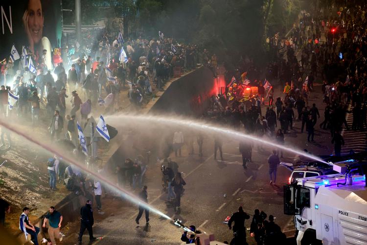   Demonstranter bliver mødt med vandkanoner  i Tel Aviv. Foto: Ahmad Gharabli/Ritzau Scanpix