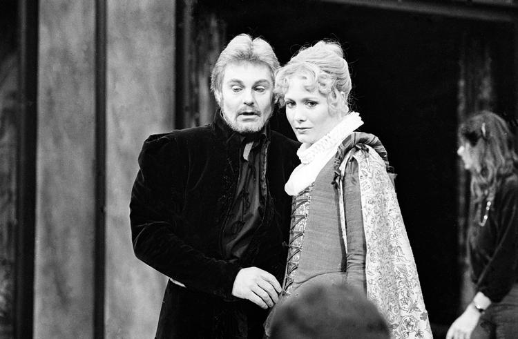 Teatergruppen 'Prospect' opfører 'Hamlet' på Kronborg. Derek Jacobi som Hamlet og Jane Wymark som Ophelia.   Foto: Ebbe Andersen