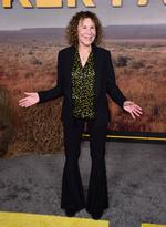 Rhea Perlman er stadig i fuld gang som skuespiller. Her ses hun ved premieren på serien 'Poker Face' i januar i år.  Foto: Jordan Strauss/Ritzau Scanpix