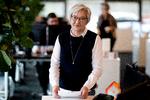 63-årige Jette Frøkjær blev reddet på målstregen og fik job i Middelfart Sparekasse efter ni måneders ledighed. Hun er ikke i tvivl om, at det var hendes alder, der blokerede vejen tilbage til arbejdsmarkedet og fik hende til at føle sig vraget.    Foto: Finn Frandsen