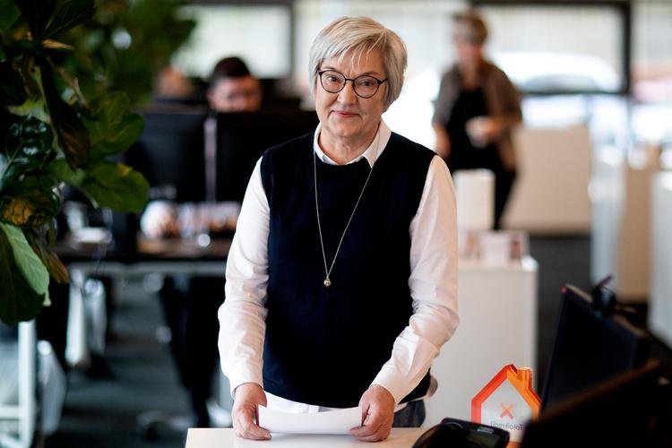63-årige Jette Frøkjær blev reddet på målstregen og fik job i Middelfart Sparekasse efter ni måneders ledighed. Hun er ikke i tvivl om, at det var hendes alder, der blokerede vejen tilbage til arbejdsmarkedet og fik hende til at føle sig vraget.    Foto: Finn Frandsen
