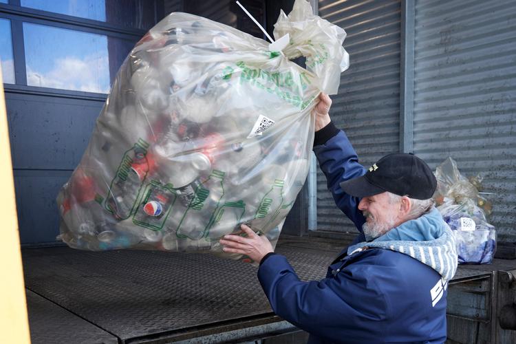 Frivillig på Kofoeds Skole Henrik Petersen afleverer donerede pantflasker og dåser på Dansk Retur Systems pantstation  i Høje Tåstrup. Foto: Jens Dresling
