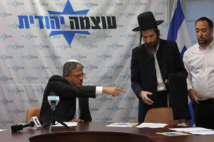 Itamar Gen-Gvir (til venstre) - israelsk minister for intern sikkerhed, i daglig tale politiminister, får nu ansvaret for en  'nationalgarde', der skal sørge for ro og orden i byer med store mindretal. Foto: Gil Cohen-magen/Ritzau Scanpix