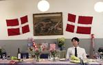 Mere dansk end en familiefest i forsamlingshuset kan det næsten ikke blive. Og så alligevel ikke ... Still fra filmen: 