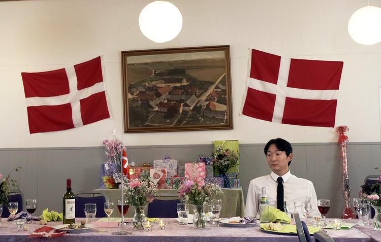 Mere dansk end en familiefest i forsamlingshuset kan det næsten ikke blive. Og så alligevel ikke ... Still fra filmen: 
