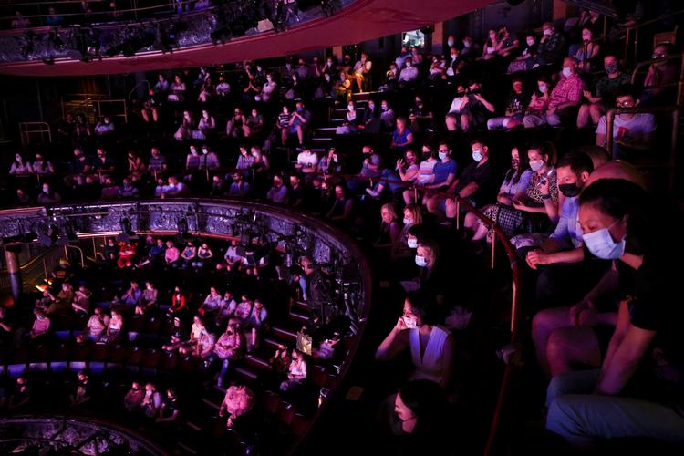 Det er ikke altid lige sjovt at tage sig af gæsterne i britiske teatre. Stort set alt personale har ubehagelige oplevelser, viser ny undersøgelse. Foto: Henry Nicholls/Ritzau Scanpix