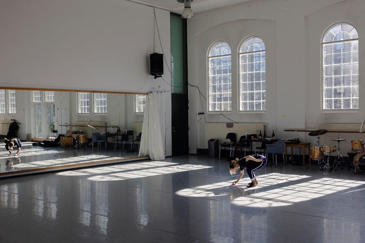 Når 30 studiepladser flyttes til Holstebro, har Den Danske Scenekunstskole ikke råd til at beholde bygningen med de store dansestudier på Holmen, lyder det fra skolens rektor.  Foto: Anders Holst Pedersen