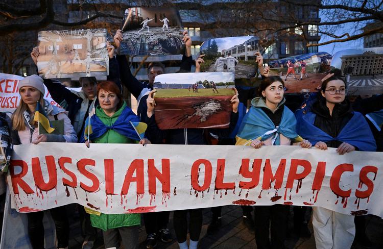   Ukrainske flygtninge har været på gaden i den tyske by Essen for at protestere mod den eventuelle OL-invitation til Rusland og Belarus.    Foto: Jana Rodenbusch/Ritzau Scanpix