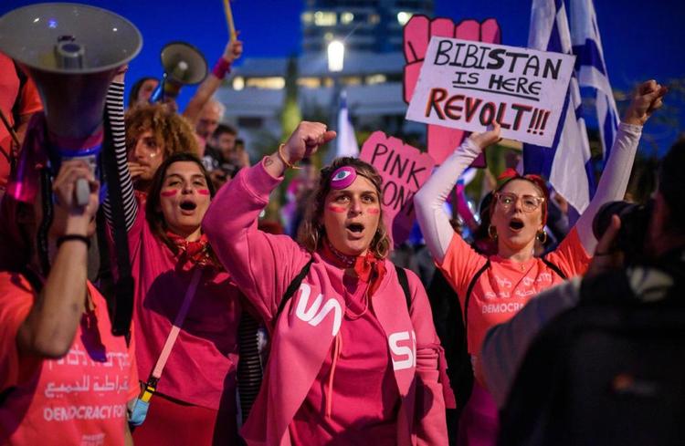 Emma Tokatly går forrest, når protestgruppen Pink Front deltager i demonstrationerne i Tel Avivs gader. Sammen med sin søster har hun været en del af protestbevægelsen siden 2020. Foto: Guy Raz